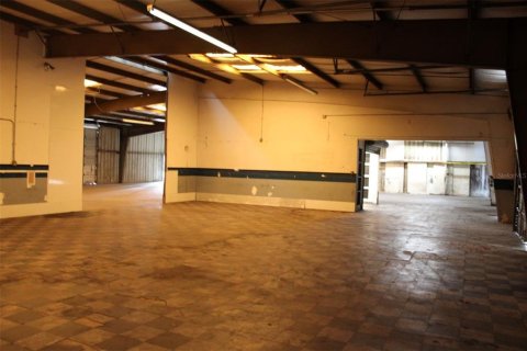 Propiedad comercial en alquiler en Tarpon Springs, Florida, 1114.83 m2 № 1908884 - foto 9