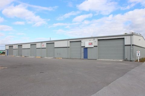 Propiedad comercial en alquiler en Tarpon Springs, Florida, 1114.83 m2 № 1908884 - foto 1