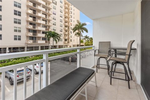 Copropriété à vendre à Hallandale Beach, Floride: 2 chambres, 111.48 m2 № 2252951 - photo 23