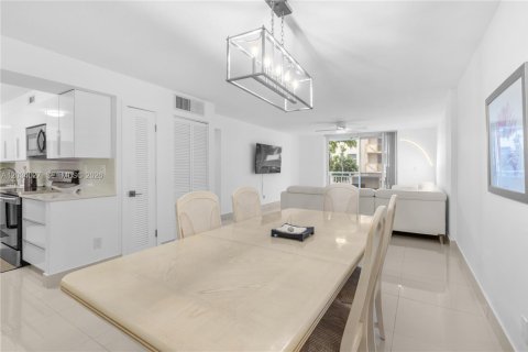 Copropriété à vendre à Hallandale Beach, Floride: 2 chambres, 111.48 m2 № 2252951 - photo 17