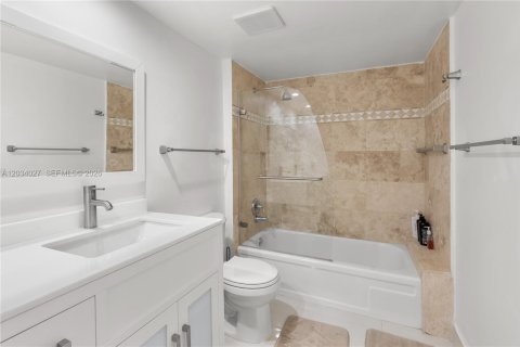 Copropriété à vendre à Hallandale Beach, Floride: 2 chambres, 111.48 m2 № 2252951 - photo 13
