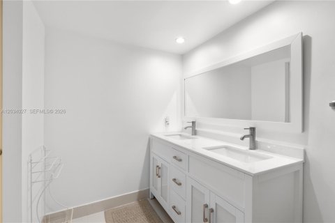 Copropriété à vendre à Hallandale Beach, Floride: 2 chambres, 111.48 m2 № 2252951 - photo 14