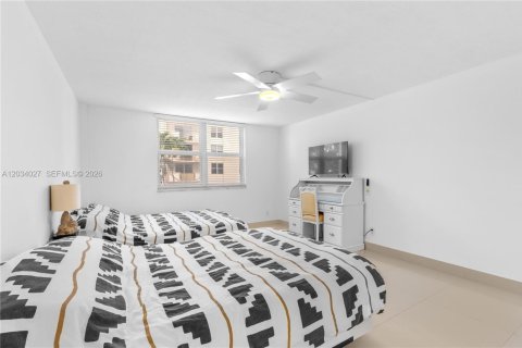 Copropriété à vendre à Hallandale Beach, Floride: 2 chambres, 111.48 m2 № 2252951 - photo 11