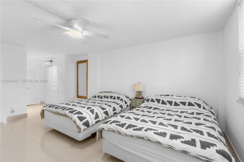 Copropriété à vendre à Hallandale Beach, Floride: 2 chambres, 111.48 m2 № 2252951 - photo 12