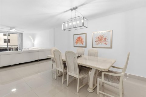 Copropriété à vendre à Hallandale Beach, Floride: 2 chambres, 111.48 m2 № 2252951 - photo 15