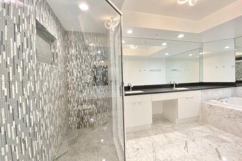 Condo in Sunny Isles Beach, Florida, 2 bedrooms  № 2168348 - photo 30
