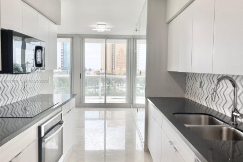 Condo in Sunny Isles Beach, Florida, 2 bedrooms  № 2168348 - photo 17