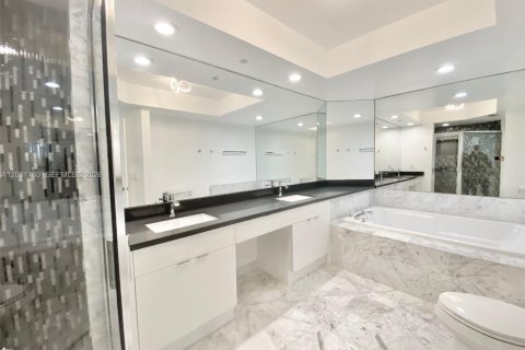 Condo in Sunny Isles Beach, Florida, 2 bedrooms  № 2168348 - photo 29