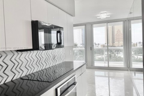 Condo in Sunny Isles Beach, Florida, 2 bedrooms  № 2168348 - photo 16