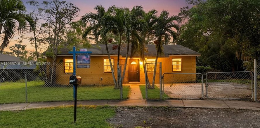 Дом в Хомстед, Флорида 4 спальни, 135.82м2 № 2043514