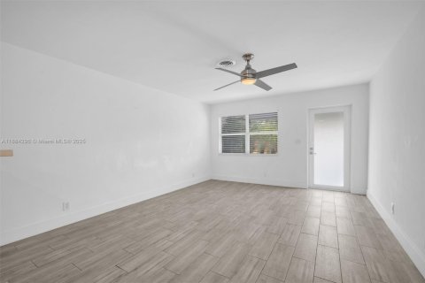 Casa en alquiler en Wilton Manors, Florida, 2 dormitorios, 169.73 m2 № 1930648 - foto 9