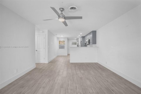 Casa en alquiler en Wilton Manors, Florida, 2 dormitorios, 169.73 m2 № 1930648 - foto 7