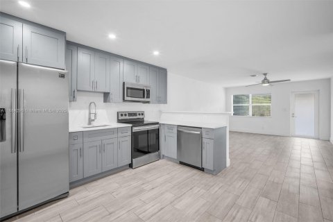 Casa en alquiler en Wilton Manors, Florida, 2 dormitorios, 169.73 m2 № 1930648 - foto 12