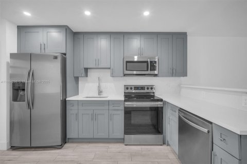 Casa en alquiler en Wilton Manors, Florida, 2 dormitorios, 169.73 m2 № 1930648 - foto 11