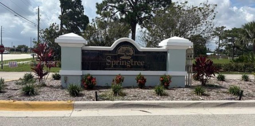 House in Stuart, Florida 3 bedrooms, 154.78 sq.m. № 1818156