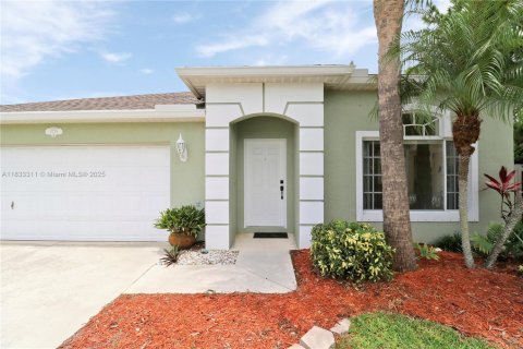 House in Stuart, Florida 3 bedrooms, 154.78 sq.m. № 1818156 - photo 3