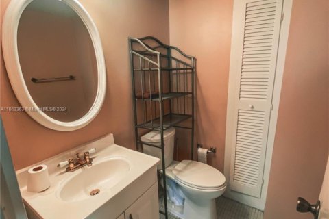 Condo in Surfside, Florida, 1 bedroom  № 1811521 - photo 17