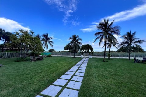 Condo in Surfside, Florida, 1 bedroom  № 1811521 - photo 5