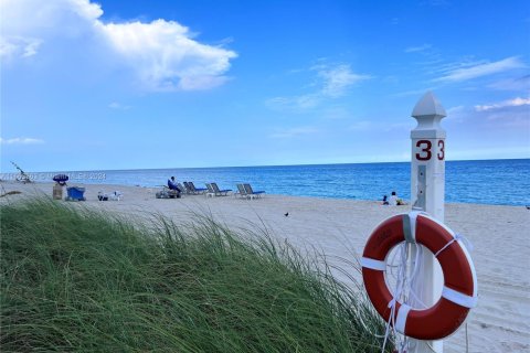 Condo in Surfside, Florida, 1 bedroom  № 1811521 - photo 7