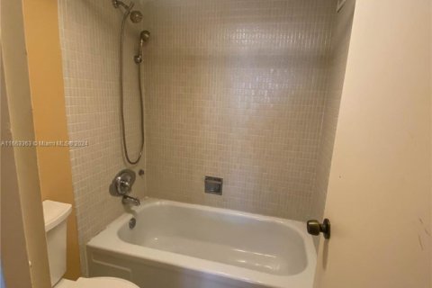 Condo in Surfside, Florida, 1 bedroom  № 1811521 - photo 22