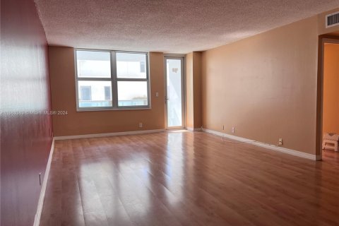 Condo in Surfside, Florida, 1 bedroom  № 1811521 - photo 14
