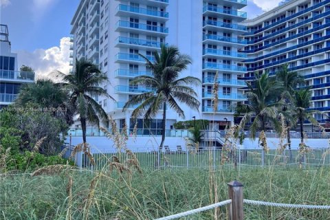 Condo in Surfside, Florida, 1 bedroom  № 1811521 - photo 8