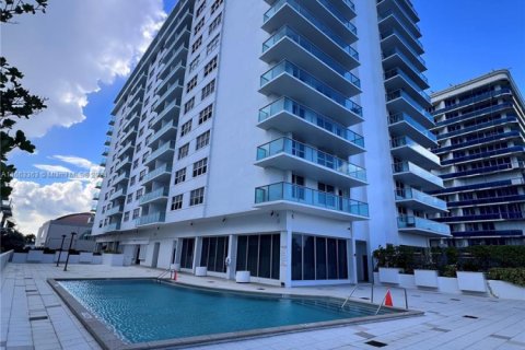 Condo in Surfside, Florida, 1 bedroom  № 1811521 - photo 3