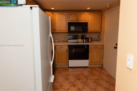 Condo in Surfside, Florida, 1 bedroom  № 1811521 - photo 21