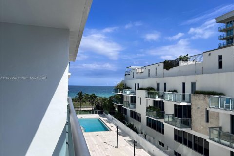 Condo in Surfside, Florida, 1 bedroom  № 1811521 - photo 23