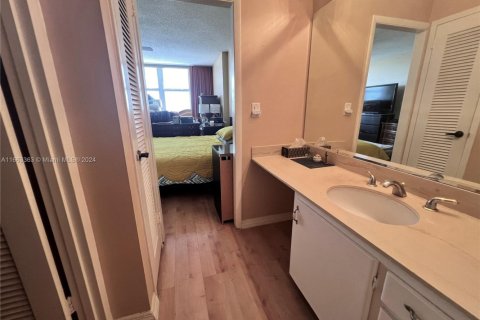 Condo in Surfside, Florida, 1 bedroom  № 1811521 - photo 18