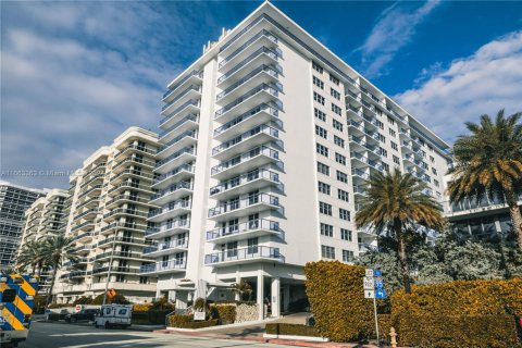 Condo in Surfside, Florida, 1 bedroom  № 1811521 - photo 1
