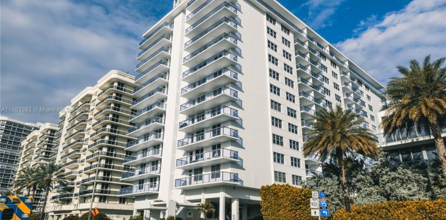 Condo in Surfside, Florida, 1 bedroom  № 1811521