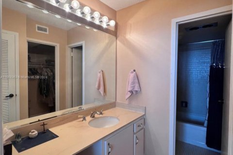 Condo in Surfside, Florida, 1 bedroom  № 1811521 - photo 19