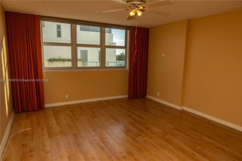 Condo in Surfside, Florida, 1 bedroom  № 1811521 - photo 15