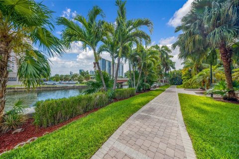 Condo in Sunny Isles Beach, Florida, 2 bedrooms  № 1817660 - photo 2