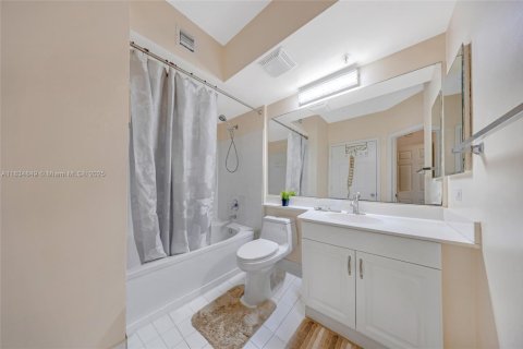 Condo in Sunny Isles Beach, Florida, 2 bedrooms  № 1817660 - photo 10