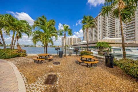 Condo in Sunny Isles Beach, Florida, 2 bedrooms  № 1817660 - photo 3