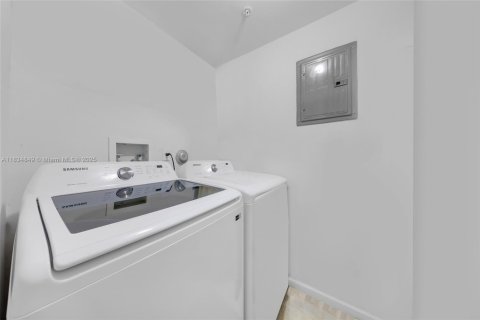 Condo in Sunny Isles Beach, Florida, 2 bedrooms  № 1817660 - photo 11
