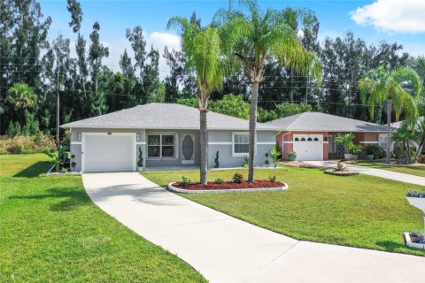 House in Fort Pierce, Florida 2 bedrooms, 105.44 sq.m. № 1182274 - photo 1