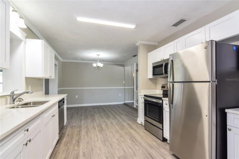 Villa ou maison à louer à Brandon, Floride: 4 chambres, 185.06 m2 № 1895209 - photo 5