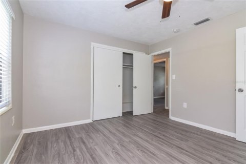 Villa ou maison à louer à Brandon, Floride: 4 chambres, 185.06 m2 № 1895209 - photo 8