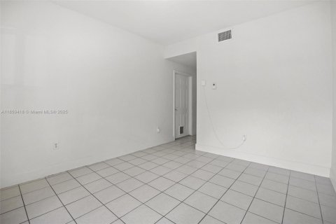 Снять в аренду таунхаус в Флорида-Сити, Флорида 3 спальни, 141.86м2, № 1857369 - фото 5