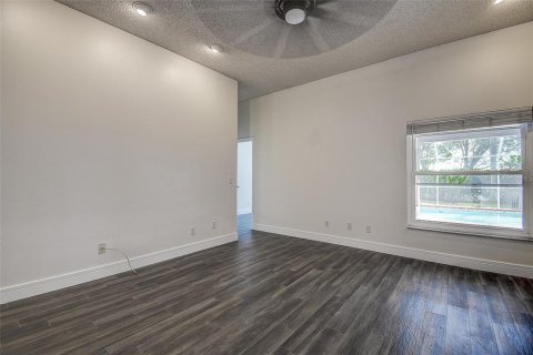 House in Brandon, Florida 3 bedrooms, 144.28 sq.m. № 2426870 - photo 12