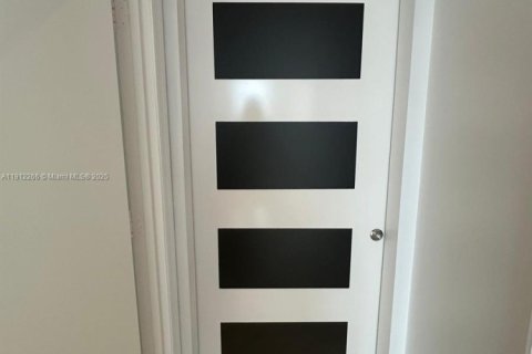 Condo in Miami, Florida, 2 bedrooms  № 1968264 - photo 24