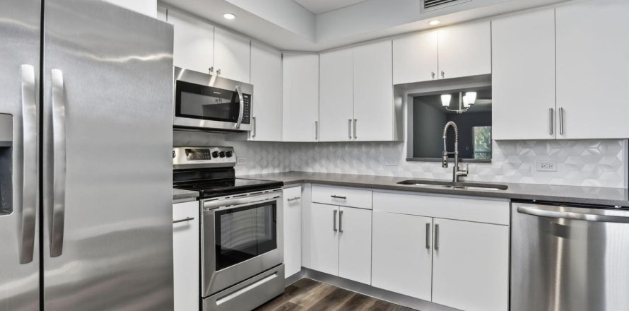 Кондоминиум с 5 комнатами в Коконат Крик, Флорида № 2146063