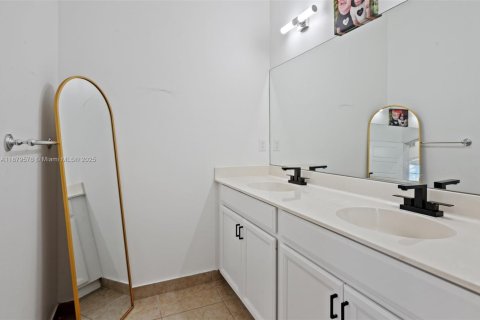 Casa en venta en Miami, Florida, 4 dormitorios, 200.3 m2 № 1896352 - foto 19