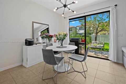 Casa en venta en Miami, Florida, 4 dormitorios, 200.3 m2 № 1896352 - foto 13