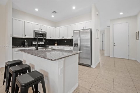 Casa en venta en Miami, Florida, 4 dormitorios, 200.3 m2 № 1896352 - foto 9