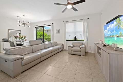 Casa en venta en Miami, Florida, 4 dormitorios, 200.3 m2 № 1896352 - foto 11