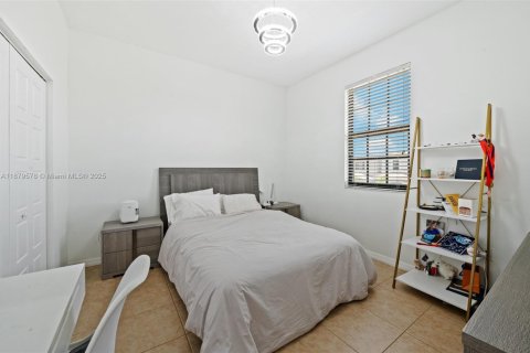 Casa en venta en Miami, Florida, 4 dormitorios, 200.3 m2 № 1896352 - foto 18